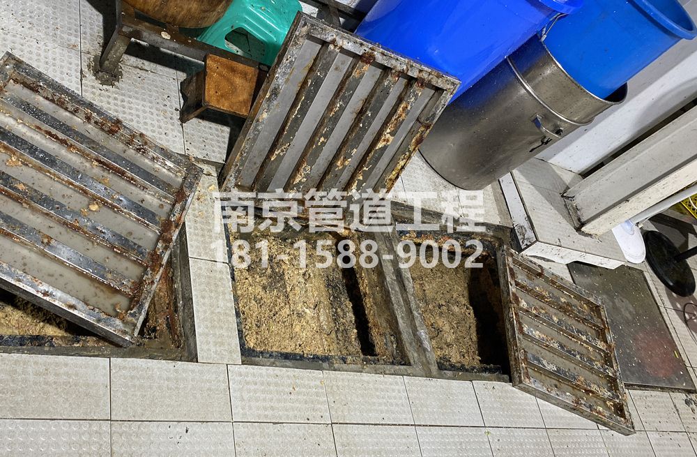 278晶桥镇城管中队食堂隔油池清理